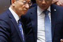 박선원 의원과 대화하는 정성호 법무부 장관