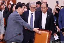김석기 외통위원장 안내 받는 빌 게이츠