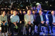 경춘철교 음악분수 개장 공연 관람하는 오승록 노원구청장과 참석자들