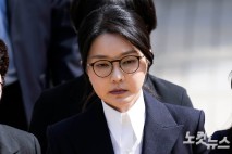 尹정권 내내 '구설' 김건희…권력 방패 잃고 결국 '구속'