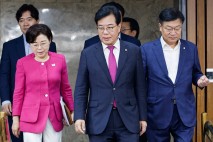 국힘 “특검 압색 저지”… 이틀째 당사 철야 대기