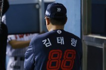 김태형 감독의 잘 던지던 선발 나균안 조기 강판, 정철원 투입 대실패…롯데의 22년 만의 10연패를 불러왔다