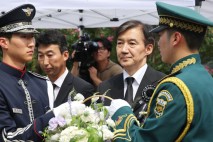 조국 광폭 행보에 與 '당혹'…