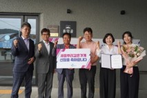변함없는 맛·정성에 감사의 마음 담은 현판 전달