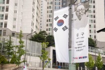 용산 곳곳 광복 80주년 태극기…독립운동가 초상·어록 깃발도