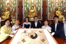 '호국사찰' 진관사 찾은 이 대통령 