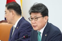 與 진성준 &quot;특활비도 공개하는 마당에…기재부는 '깜깜이 연구용역'&quot;