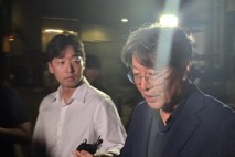 경찰, '주식 차명거래 의혹' 이춘석 의원 3차 소환 마쳐