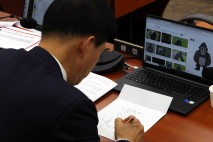 국감 중 고릴라 그린 유영하 “마음 달래려...진짜 별 뜻 없었다”