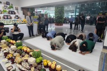 “따뜻한 식탁 대신 활주로서 가족 그리워하는 현실, 참 아파”