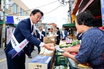 최학범 경남도의회 의장, 추석 명절 전통시장 소비촉진 동참