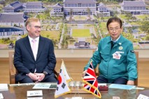 콜린 크룩스 주한 영국대사 경북도 방문...APEC 성공 개최 논의