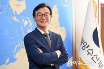 [인터뷰] 전재수 장관 "HMM 매각 관련 포스코와 접촉한 적 없어"