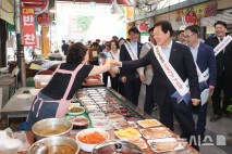 복지관·전통시장 찾은 경남지사, 도민 소통…상인들 격려