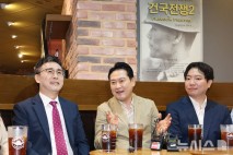 장동혁 대표, 추석 연휴 청년들과 '건국전쟁2' 관람 [뉴시스Pic]