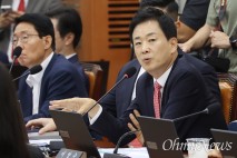 '고릴라'부터 '비키니'까지... 국회의원 '딴짓'의 역사