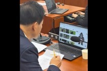 국감 도중 '고릴라' 그린 유영하 