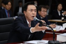 '볼펜 탁' 김태흠 도지사… 신정훈 행안위원장 