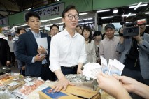 전재수 해수장관, 추석 앞두고 전통시장 수산물 물가 점검