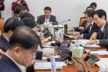 &quot;지난해 깎더니 올해는 4조2000억&quot;...여야, 예비비 두고 충돌