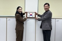 원곡초등학교 총동문회, 원곡초등학교에 태극기 55개 기증