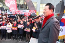 ‘박정희 목도리’ 맨 장동혁 “李정권, 소소한 행복 파괴…지선 꼭 승리해야”