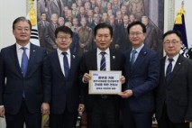 민주당 충북 의원들, 정청래 대표에 청주공항 지원 요청