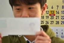 [포토뉴스] 수능 D-1, 수험표·시험장 확인하는 수험생