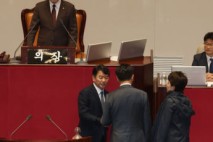 “반말하지 마” “한주먹거리”… 여야, 본회의서 고성·충돌