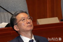 '檢 항소 포기' 법무장관 거취 공방…여 