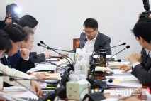 지역화폐 예산, 예결소위서 보류…與 