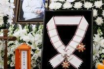 눈물로 보낸 대배우·큰스승…