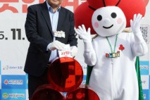 사랑의 온도탑 기부 릴레이 퍼포먼스하는 오승록 노원구청장