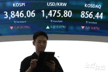 환율 방어에 국민연금 투입…'손실 위험' 지적도