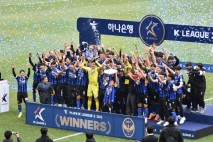 인천 Utd K리그2 우승 세리머니 직전, 윤정환 감독에게 도착한 선물