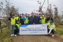 농협중앙회 리츠운용 임직원 일손돕기...포천농협 조합원 사과 농가에 ‘따뜻한 손길’