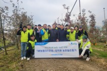 농협중앙회 리츠운용 임직원, 포천농협 조합원 사과 농가에서 사과 수확 일손돕기 실시