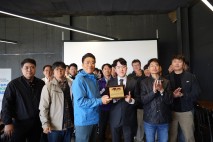 원주시청 공무원노조, 강영조·김형찬 노무사에 감사패 전달