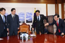 ‘계엄 사과’ 불편한 장동혁… 국힘 소장파, 연일 압박