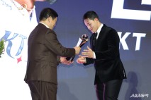 “나로 인해 희망 갖길” 안현민, 신인상 영예…KT는 10구단 체제서 최다 3회 배출