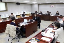 수원특례시의회 문화체육교육위원회, 시민협력교육국 행정사무감사 진행