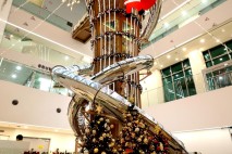 초대형 크리스마스트리로 변신한 구청 미끄럼틀 '동작스타'