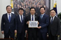 민주당 충북 국회의원 4명, 당 대표에 청주공항 지원 건의