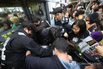 출근길 전장연 시위…5호선 여의나루역 열차 무정차 통과