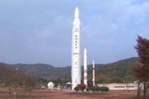 누리호 기립·고정…이 시각 나로우주센터