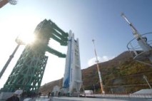 발사대에 우뚝 선 누리호…강풍에도 준비 순항